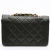 Chanel  Vintage Diana shoulder bag  in black quilted leather - Detail D7 thumbnail