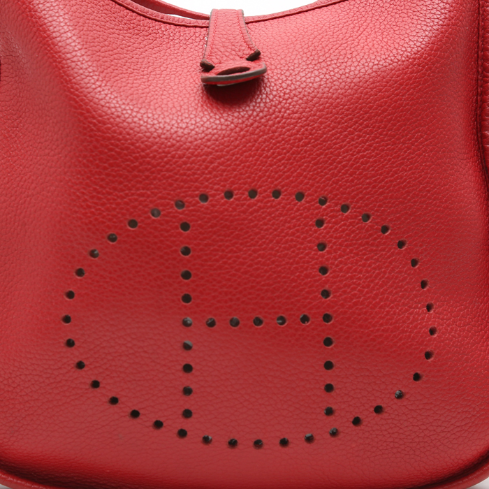 Hermès  Evelyne medium model  shoulder bag  in red togo leather - Detail D1