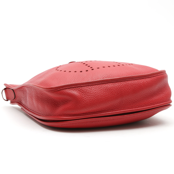 Sac bandoulière Hermès  Evelyne moyen modèle  en cuir togo rouge - Detail D5