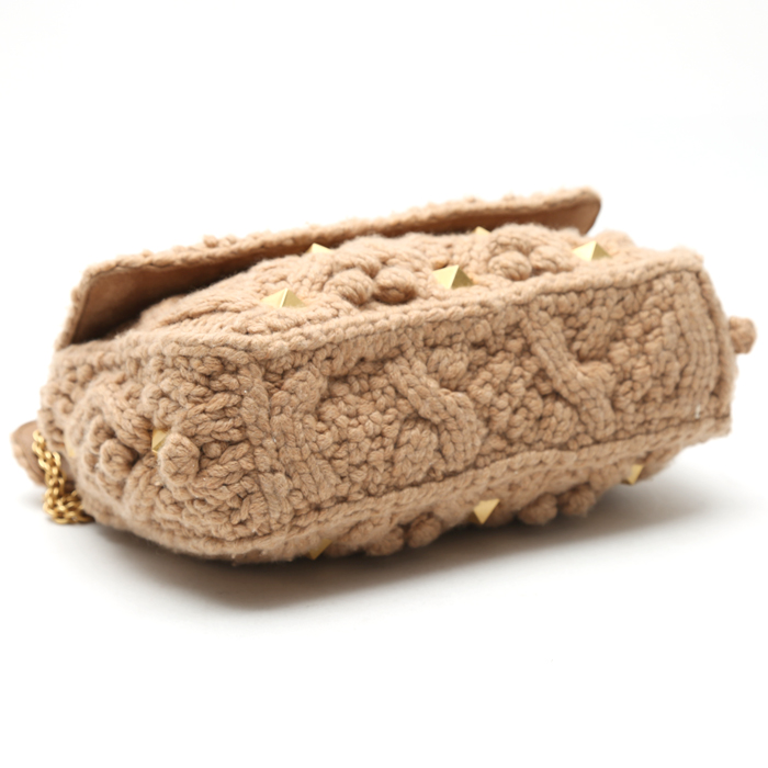 Sac bandoulière Valentino Garavani  Roman Stud en cachemire beige - Detail D4