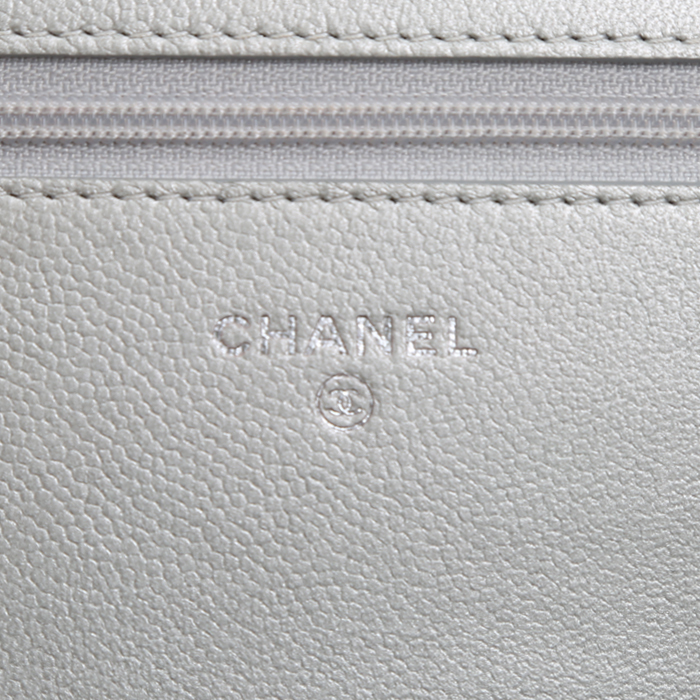 Bolso bandolera Chanel  Wallet on Chain en cuero granulado acolchado plateado - Detail D4
