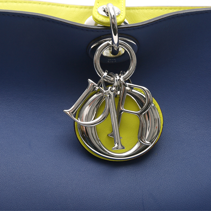 Sac à main Dior  Diorissimo en cuir bleu-marine bleu-ciel et jaune - Detail D1