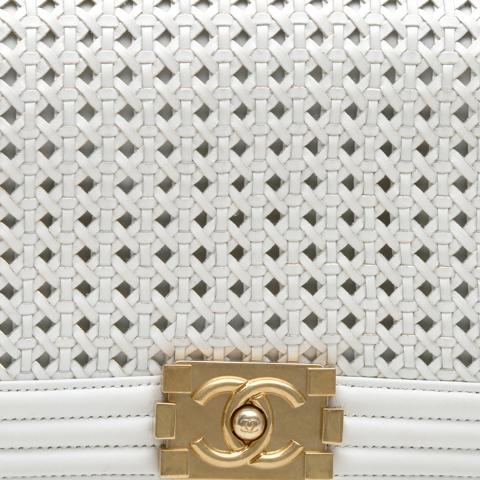 Chanel  Boy shoulder bag  in white quilted leather - Detail D1