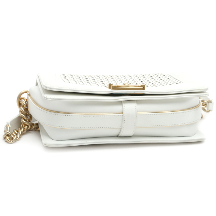 Sac bandoulière Chanel  Boy en cuir matelassé blanc - Detail D4