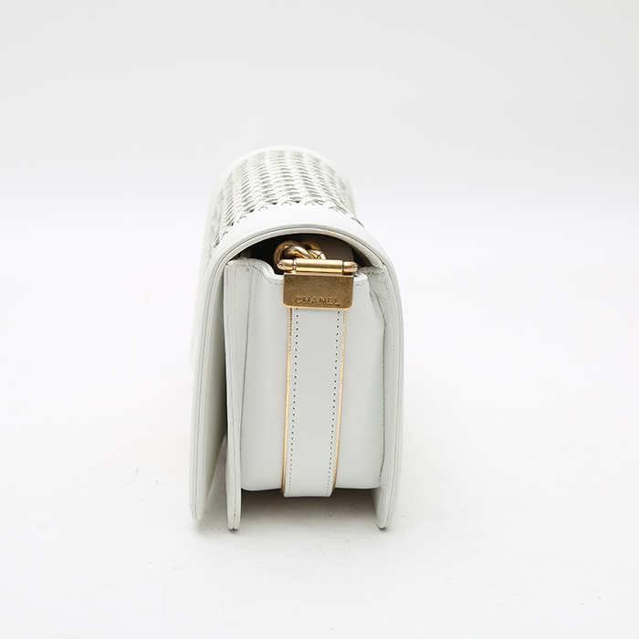 Sac bandoulière Chanel  Boy en cuir matelassé blanc - Detail D5