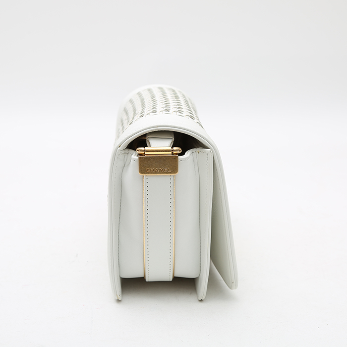 Sac bandoulière Chanel  Boy en cuir matelassé blanc - Detail D6