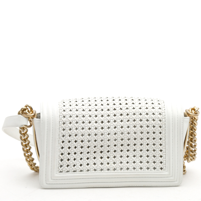 Chanel  Boy shoulder bag  in white quilted leather - Detail D7