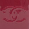 Minaudière Chanel Lait de Coco en cuir verni rose-framboise - Detail D1 thumbnail