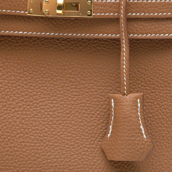 Hermès  Kelly 25 cm handbag  in gold togo leather - Detail D1