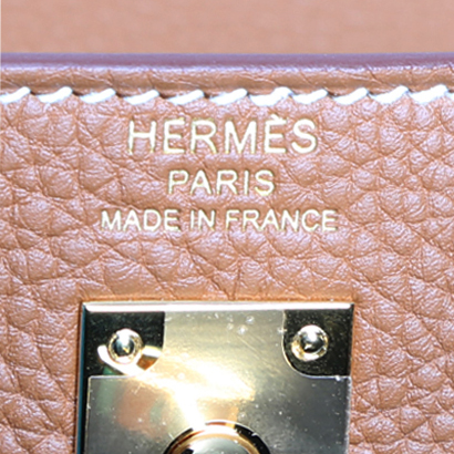 Bolso de mano Hermès  Kelly 25 cm en cuero togo color oro - Detail D3