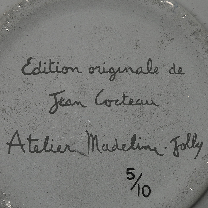 Jean Cocteau (1889-1963) & Atelier Madeline-Jolly, "Chevalier de Malte", A white earthenware ceramic plate, partially engraved, with coloured engobe - 1958 (A.G.183) - Detail D4