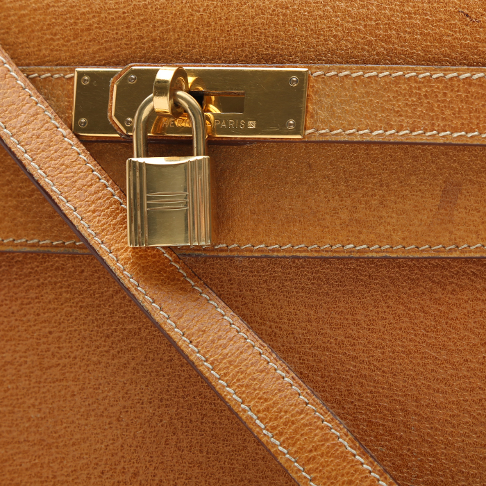 Bolso de mano Hermès  Kelly 32 cm en cuero de Pecarí color oro - Detail D1