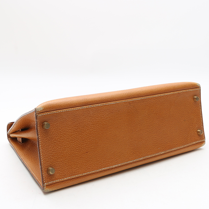 Bolso de mano Hermès  Kelly 32 cm en cuero de Pecarí color oro - Detail D5