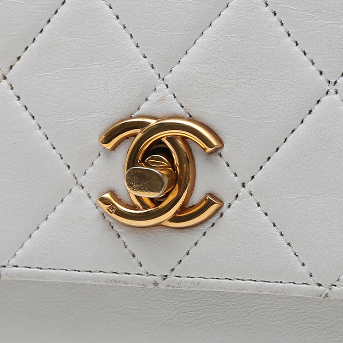 Chanel  Vintage handbag  in white quilted leather - Detail D1