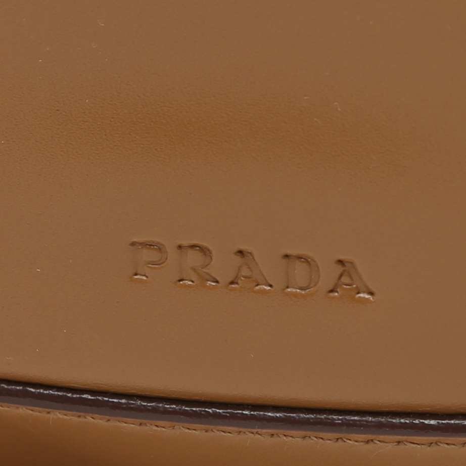 Sac à main Prada   en cuir verni marron - Detail D1