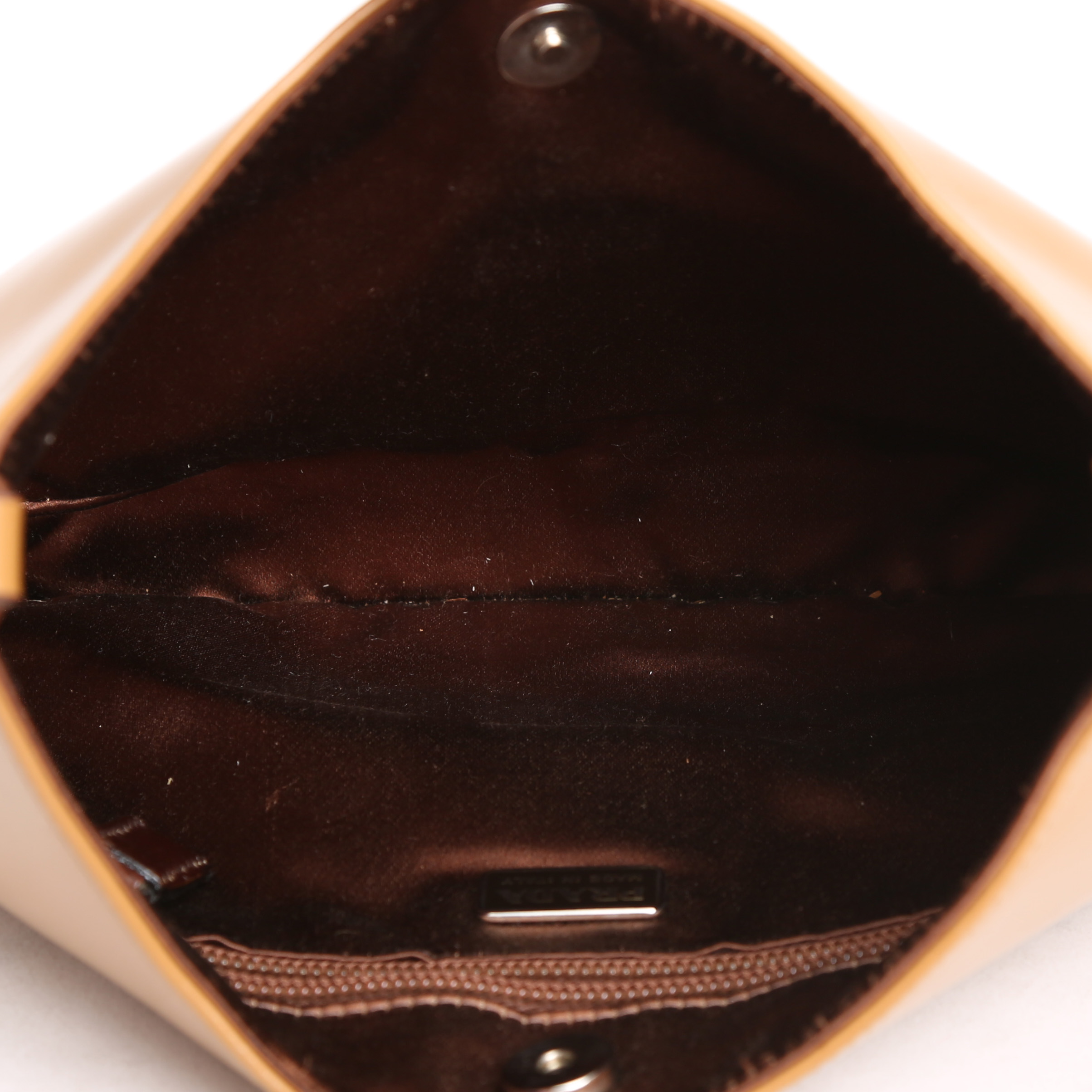 Prada   handbag  in brown patent leather - Detail D2
