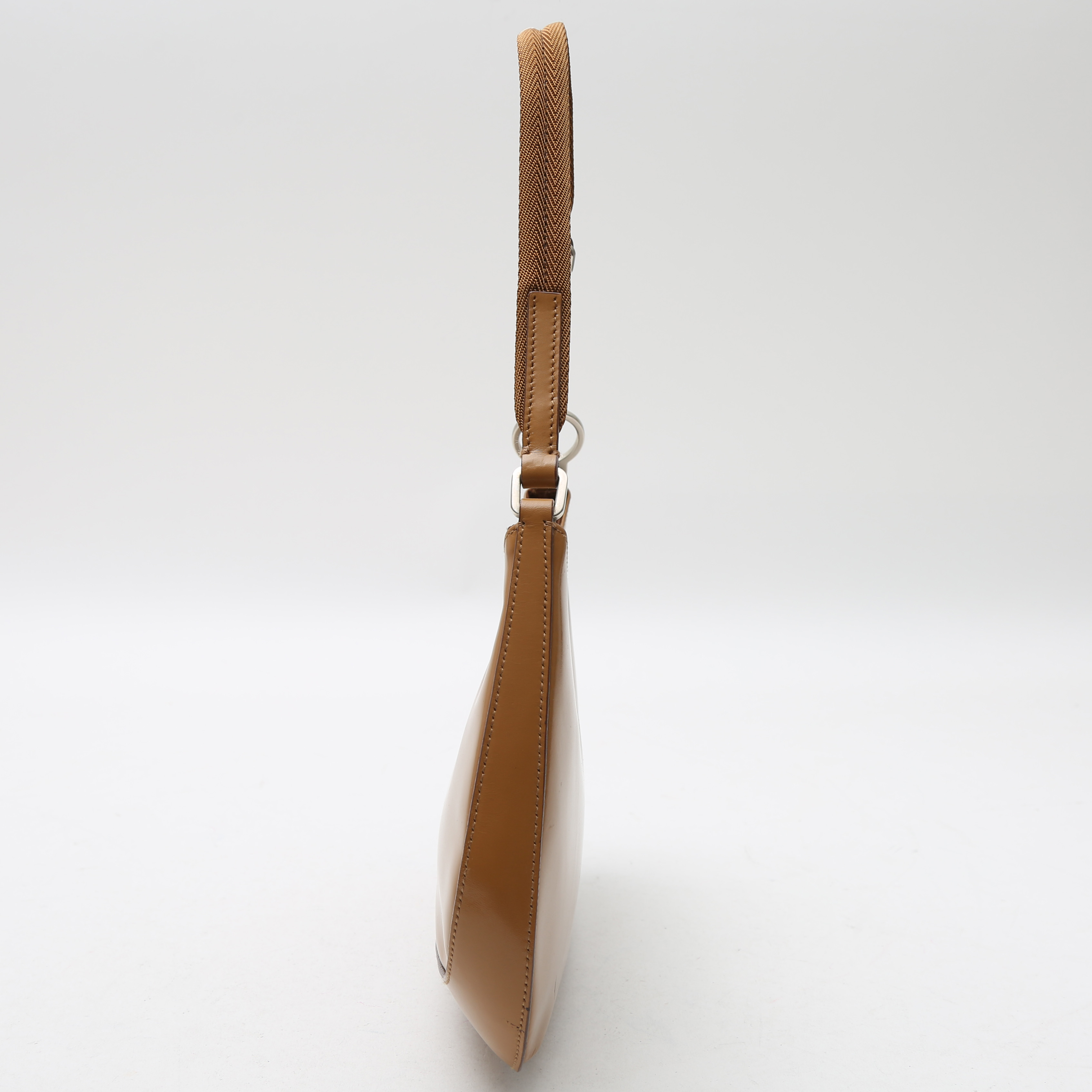 Prada   handbag  in brown patent leather - Detail D5