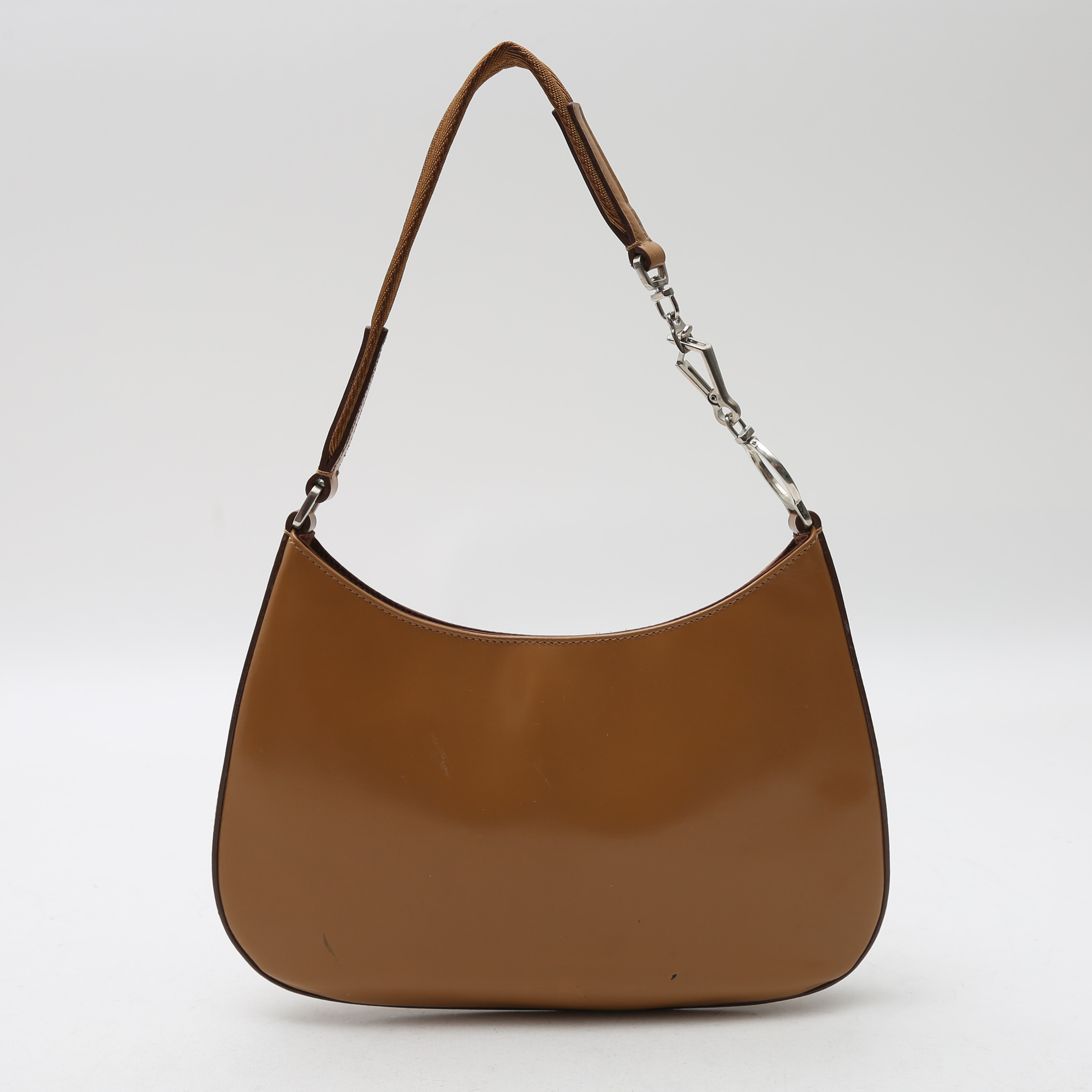 Prada   handbag  in brown patent leather - Detail D7