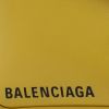Bolso de mano Balenciaga  Triangle Duffle en cuero amarillo - Detail D1 thumbnail