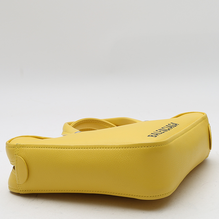 Balenciaga Triangle Duffle handbag in yellow leather - Detail D4