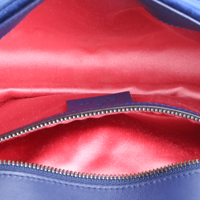 Bolso bandolera Gucci  GG Marmont en terciopelo azul - Detail D2