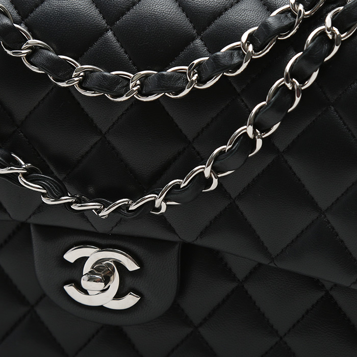 Bolso de mano Chanel  Timeless Classic modelo mediano  en cuero acolchado negro - Detail D1
