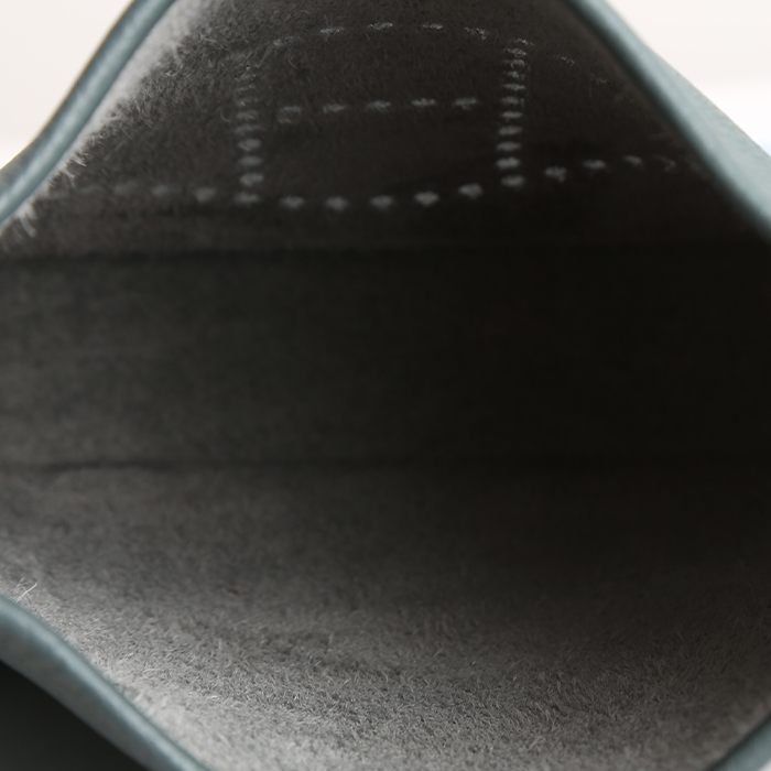 Hermès  Mini Evelyne shoulder bag  in Bleu Orage togo leather  and Bleu Brume canvas - Detail D2