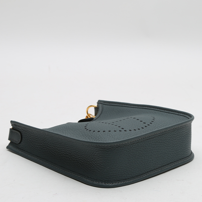 Borsa a tracolla Hermès  Mini Evelyne in pelle togo Bleu Orage e tela blu - Detail D4