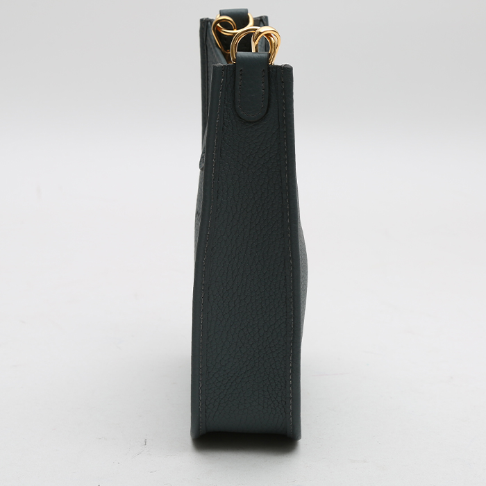 Sac bandoulière Hermès  Mini Evelyne en cuir togo Bleu Orage et toile bleue brume - Detail D6