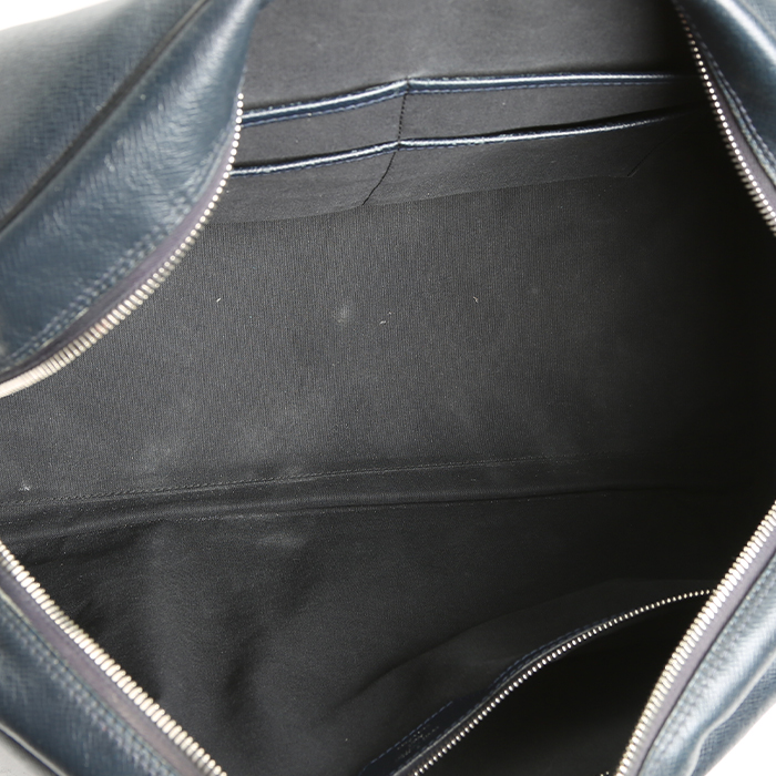 Louis Vuitton Kendall travel bag in anthracite grey taiga leather - Detail D2
