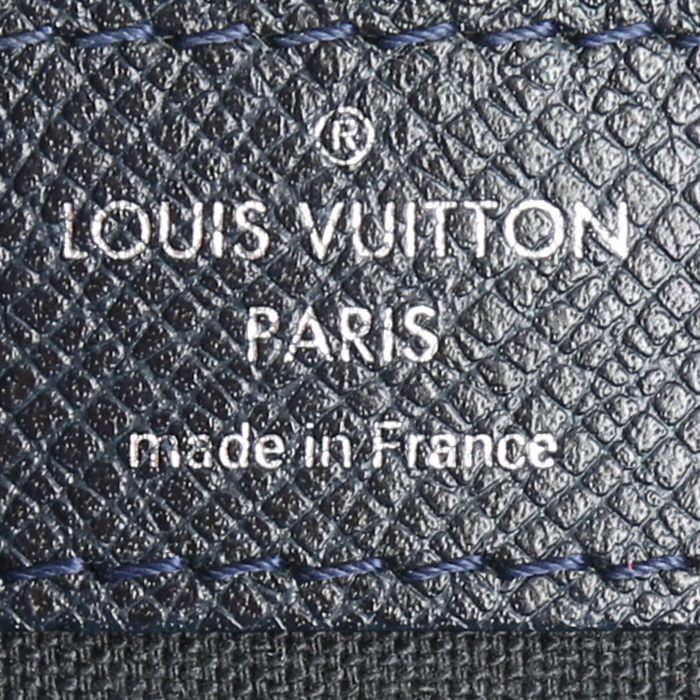 Louis Vuitton Kendall travel bag in anthracite grey taiga leather - Detail D3