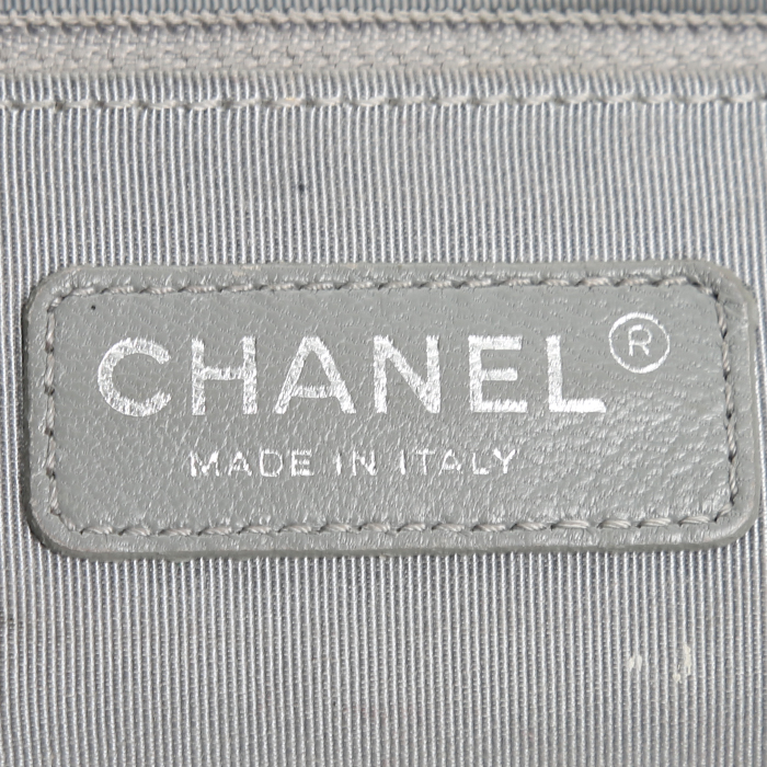 Sac bandoulière Chanel  Boy grand modèle  en cuir matelassé noir - Detail D3