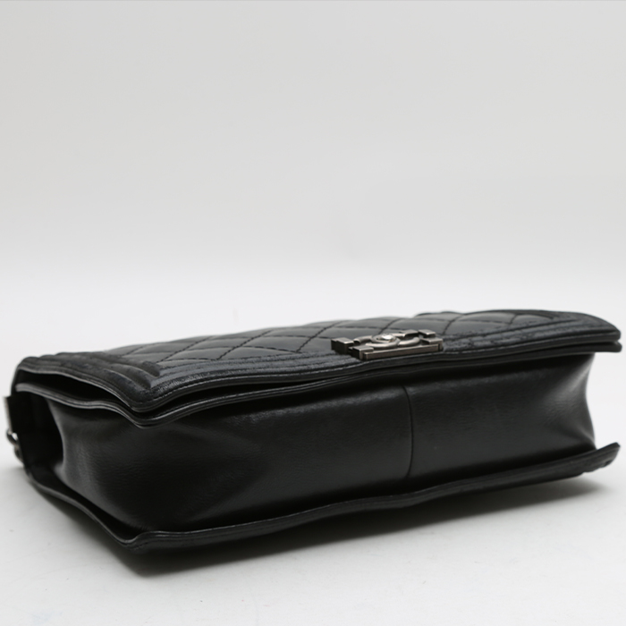 Borsa a tracolla Chanel  Boy modello grande  in pelle trapuntata nera - Detail D4