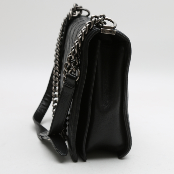 Sac bandoulière Chanel  Boy grand modèle  en cuir matelassé noir - Detail D6