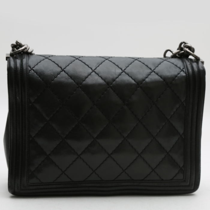 Sac bandoulière Chanel  Boy grand modèle  en cuir matelassé noir - Detail D7