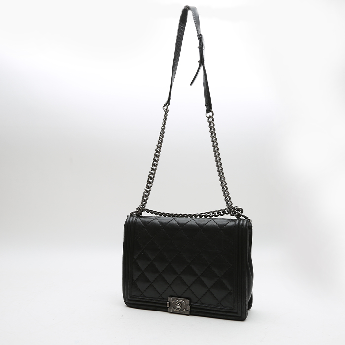 Bolso bandolera Chanel  Boy modelo grande  en cuero acolchado negro - Detail D8