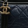 Sac bandoulière Chanel  Gabrielle  moyen modèle  en cuir matelassé bleu-marine et cuir noir - Detail D1 thumbnail