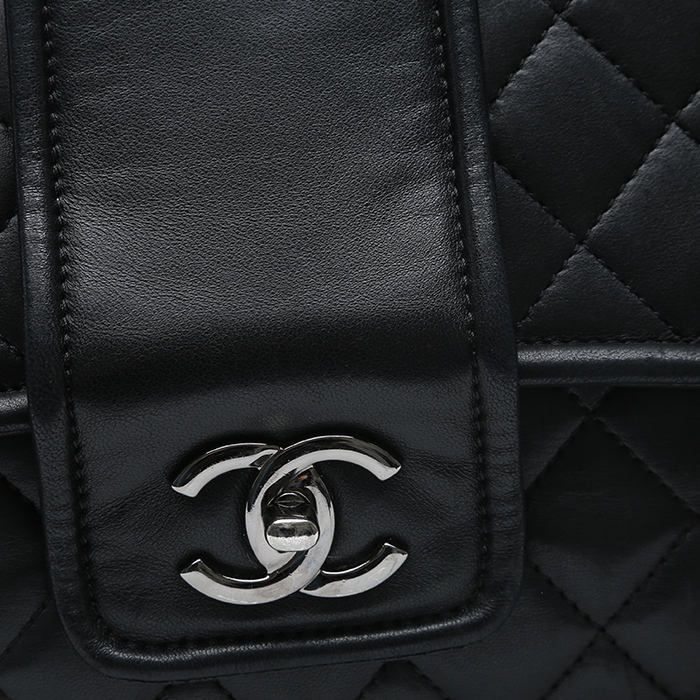 Sac bandoulière Chanel  Timeless Jumbo en cuir noir - Detail D1