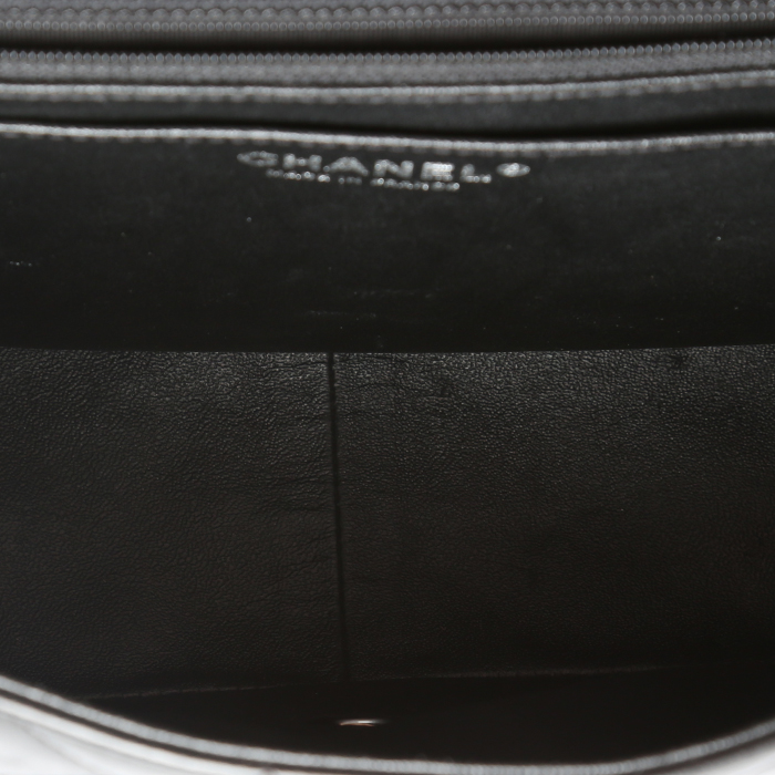 Sac bandoulière Chanel  Timeless Jumbo en cuir noir - Detail D2