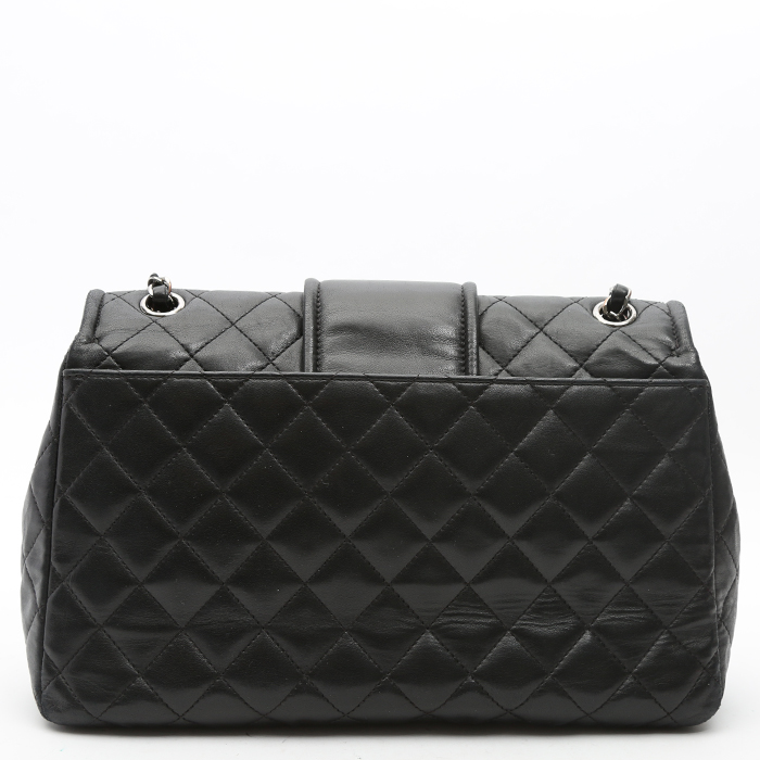 Chanel  Timeless Jumbo shoulder bag  in black leather - Detail D7