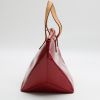 Bolso de mano Louis Vuitton  Bellevue modelo pequeño  en charol Monogram rojo y cuero natural - Detail D5 thumbnail