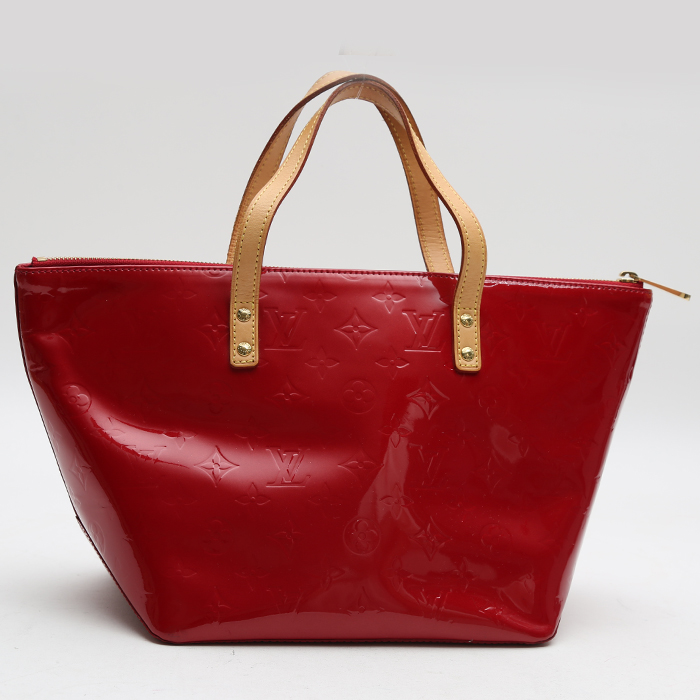 Bolso de mano Louis Vuitton  Bellevue modelo pequeño  en charol Monogram rojo y cuero natural - Detail D7