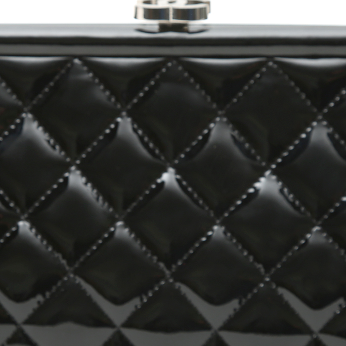 Pochette Chanel  Pochette en cuir verni matelassé noir - Detail D1