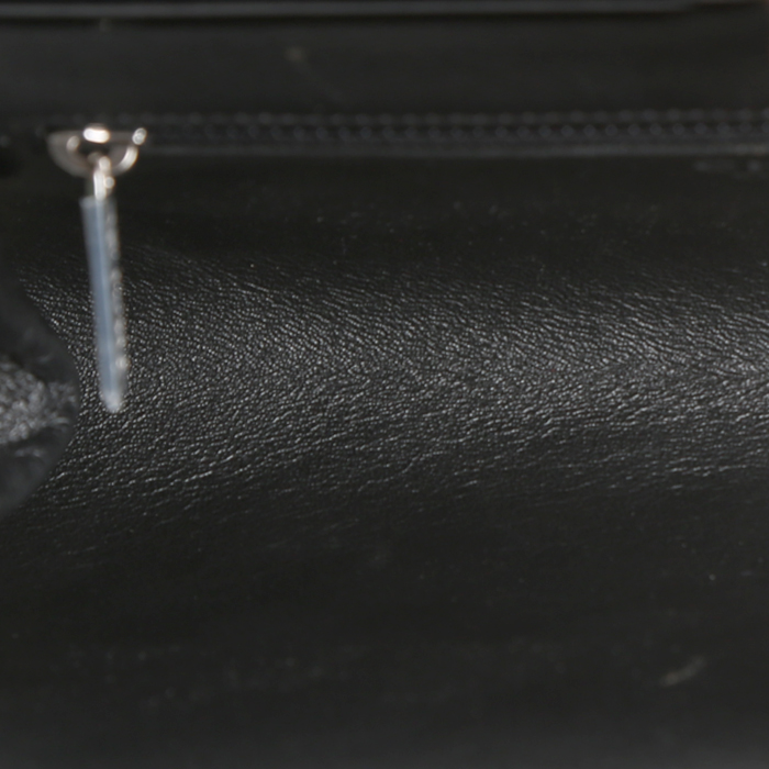 Pochette Chanel  Pochette en cuir verni matelassé noir - Detail D2