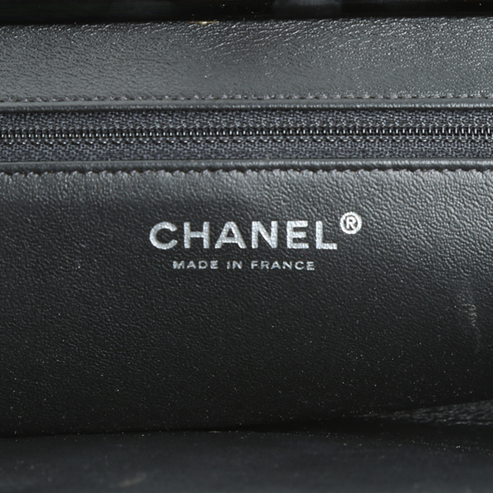 Pochette Chanel  Pochette en cuir verni matelassé noir - Detail D3
