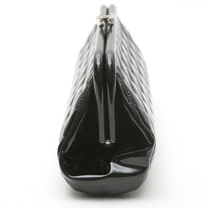 Chanel  Pochette pouch  in black patent quilted leather - Detail D5