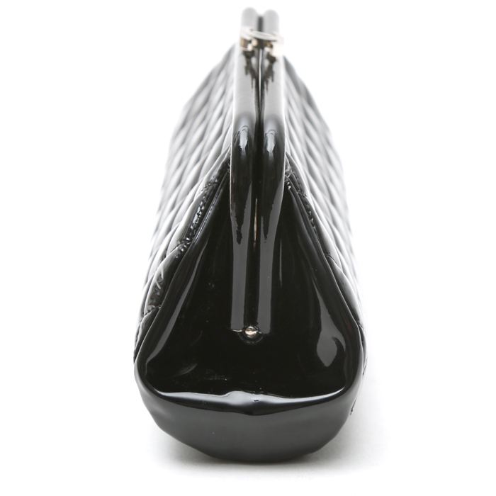 Bolsito de mano Chanel  Pochette en charol acolchado negro - Detail D6