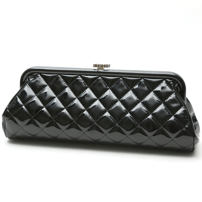 Chanel  Pochette pouch  in black patent quilted leather - Detail D7