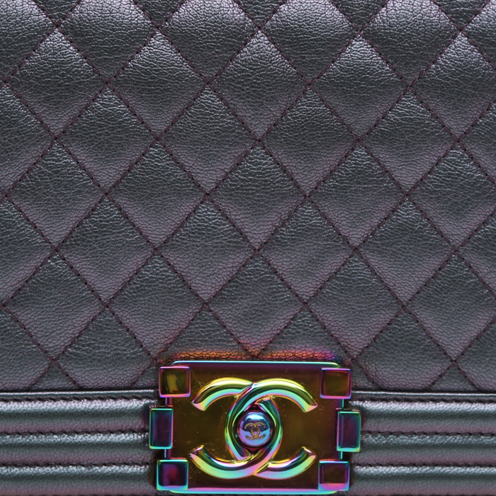 Borsa a tracolla Chanel  Boy in pelle trapuntata viola - Detail D1