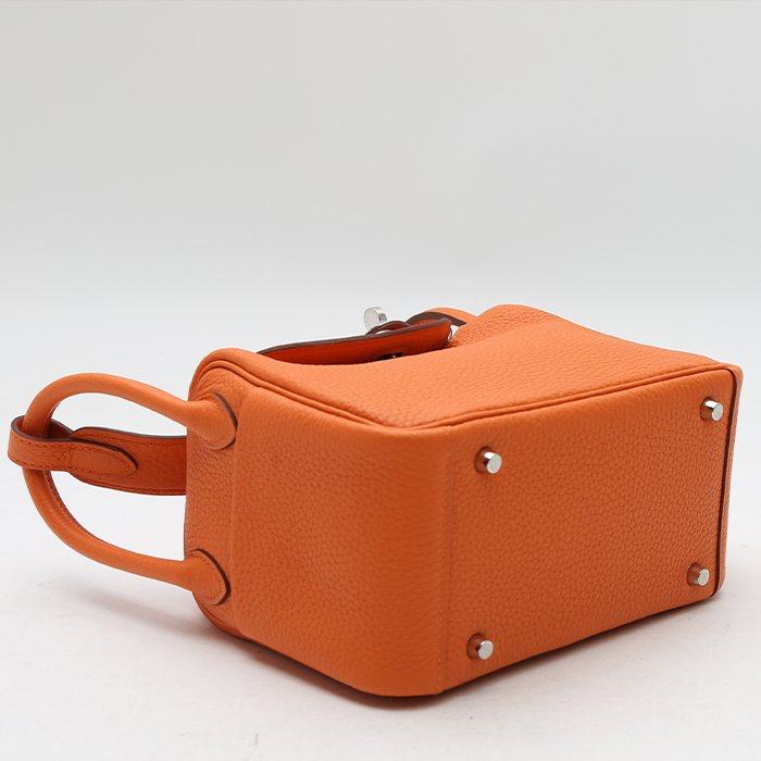 Sac bandoulière Hermès  Lindy mini  en cuir taurillon clémence orange - Detail D4